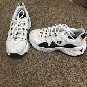Sketchers black and white sneakers like new